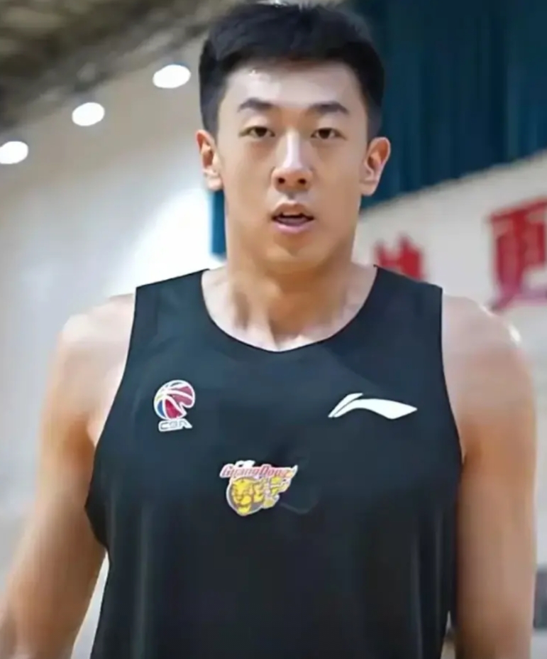 陈国豪没来，留下王少杰也不错啊！

王少杰刚刚代表北京队参加完全运会男篮的比赛后