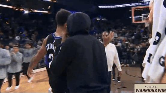 老友相见！库里赛后主动找到李凯尔，两人互相亲切拥抱