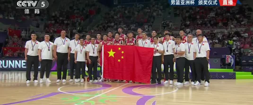 中国男篮在亚洲杯的成绩是亚军，分得的奖金是300W美刀，冠军袋鼠军团是500w美