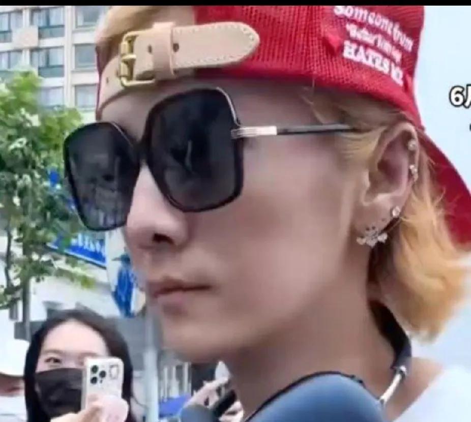 2025年6月25日，鹿晗在上海被网友偶遇，视频中他身形明显消瘦似“纸片人”。媒