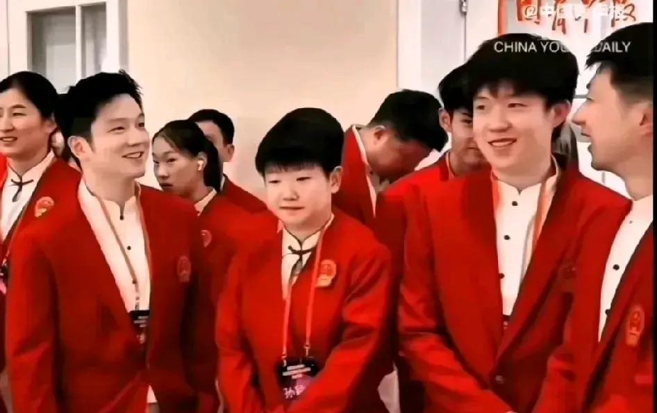 看到一旁莎莎被冷落，
王楚钦想着转身跟身边的莎莎聊会天，但碍于樊振东和马龙在，