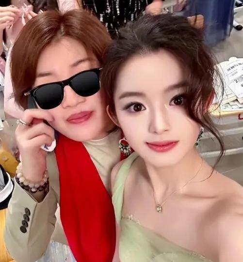黄杨爸爸用自家三代女人
给天下人上了一课
那就是娶妻当娶贤！
咱都知道这姑娘童星