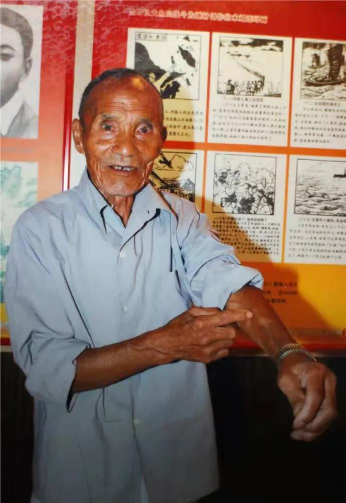 1944年，日军对着小艇上的李金根等人乱刺，警卫朱大均趁势一口咬住日军的手不松口