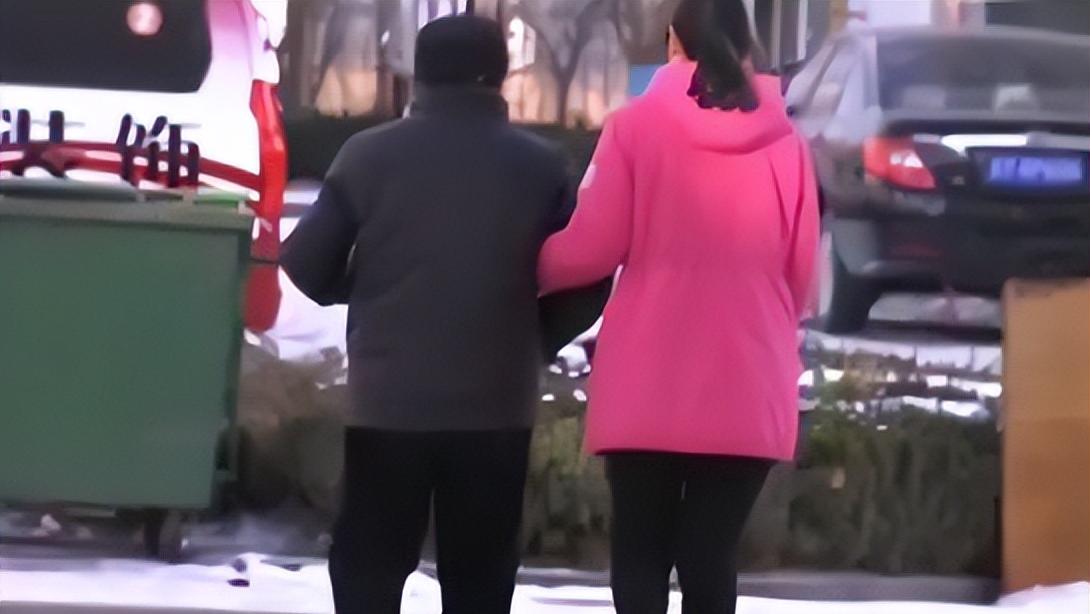 30岁小伙痴迷六旬大爷，晚上聊天要索吻，扬言一辈子对他负责