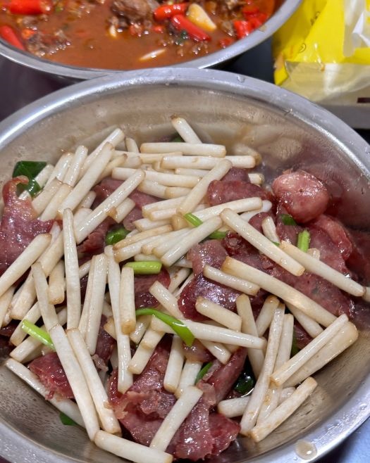湖南湘潭这家菜市场里面的店，热辣小炒超下饭！