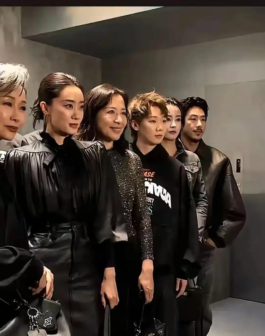 王曼昱
你不当演员白瞎了！
从她参加巴黎世家大秀中，可以看出，她真的太有范了！