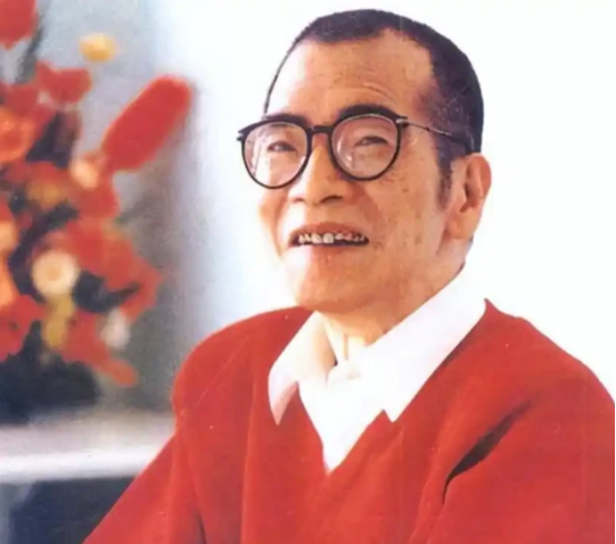 1977年，44岁的陈景润住院时，对一位年轻漂亮的女军医产生了好感，他鼓起勇气向