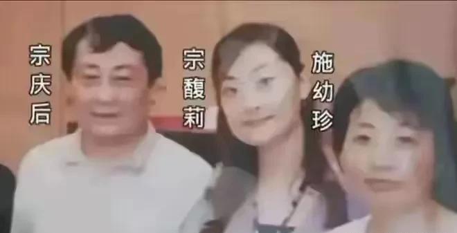 凤凰网报大料：宗庆后不止有小三还有小四
小四聪明一些，生了孩子就直奔美国定居，很
