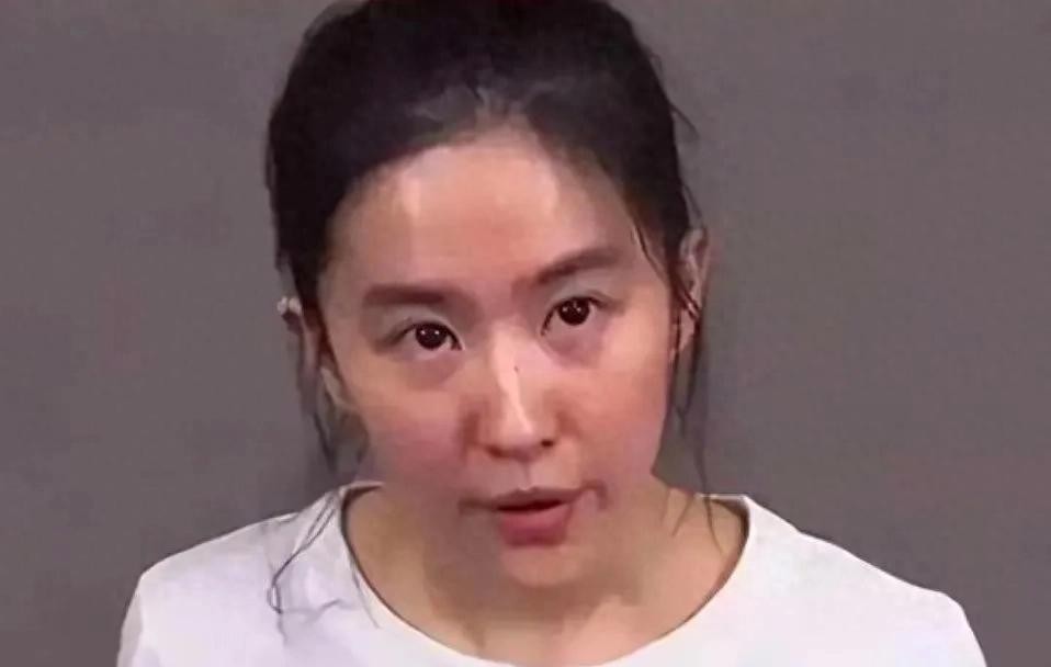 刘亦菲素颜露面，和普通路人没啥两样，网友：这才是最真实的她呀