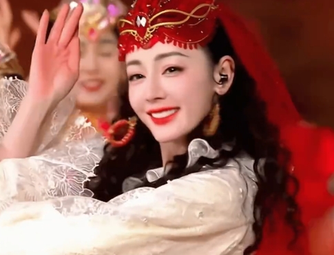 赵立坚力荐迪丽热巴《舞乐新疆》!春晚舞台她如璀璨石榴花。大美新疆魅力无限，这顶级