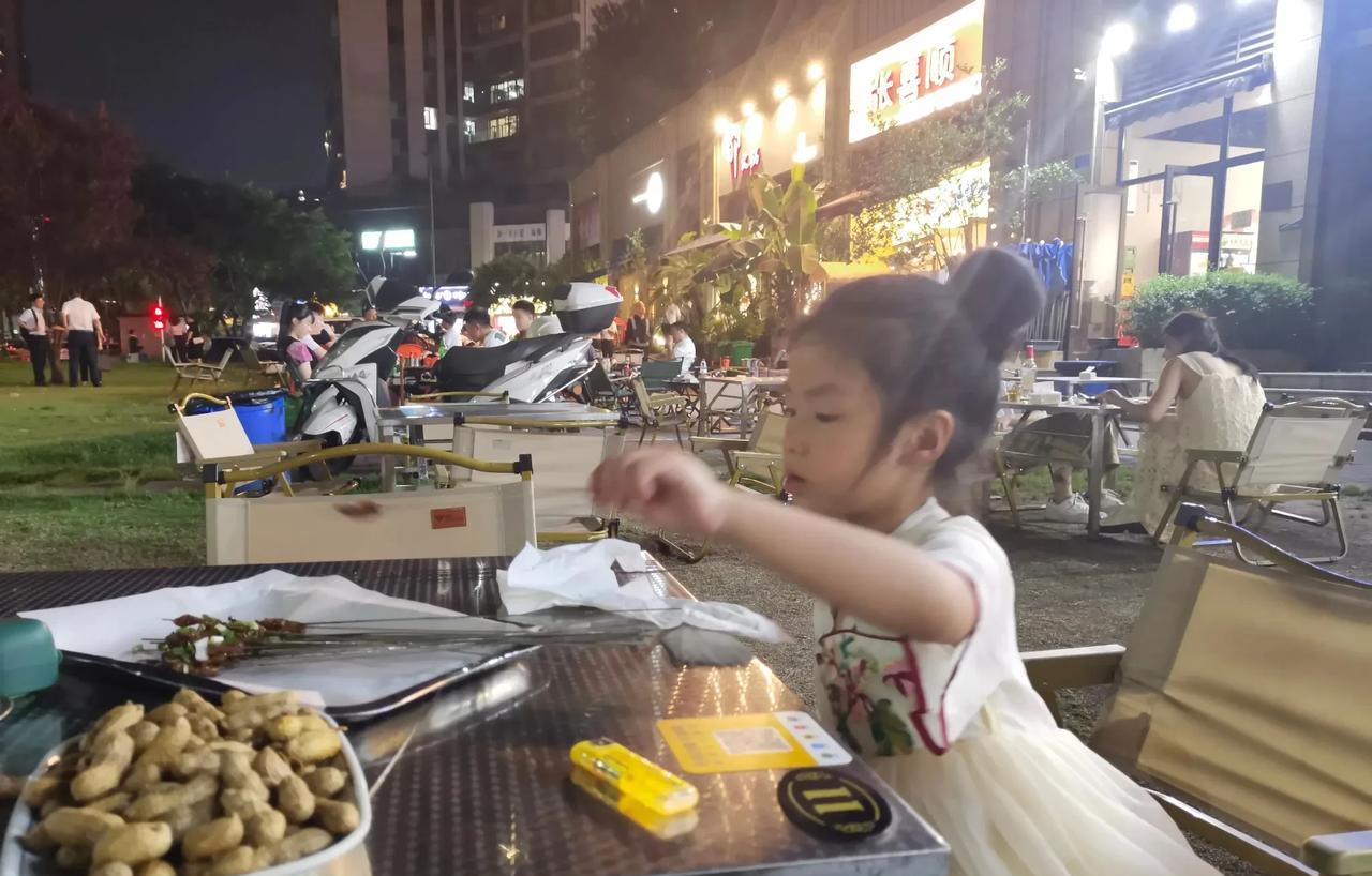 你最尴尬的一次经历是怎样的？
那天女儿想吃烧烤，我和老婆就带她去吃。那段时间正好
