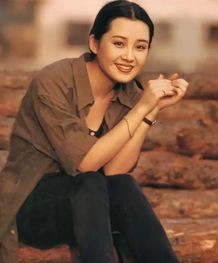 这才是90年代的魅力女神，来猜猜她是谁？
在那个无美颜、无滤镜的纯真年代，她的美