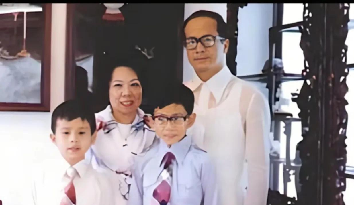 李嘉诚的原配和红颜知己周凯旋就不是一个段位的。
原配就是一个单纯任性的大小姐，简