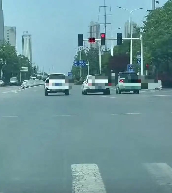 这三辆车默契的可以拜把子
