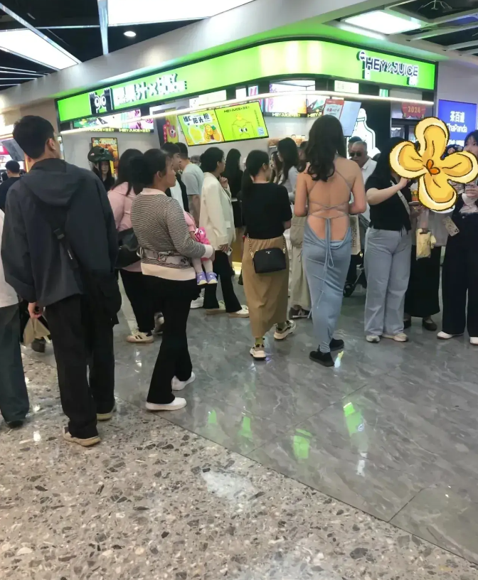 这种穿衣是个什么潮流？
