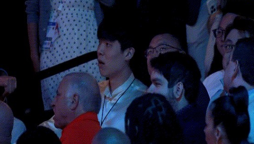 工作人员提前一分钟通知杨瀚森即将被选中时，他整个人都懵了，低头反复嘀咕“到我了？