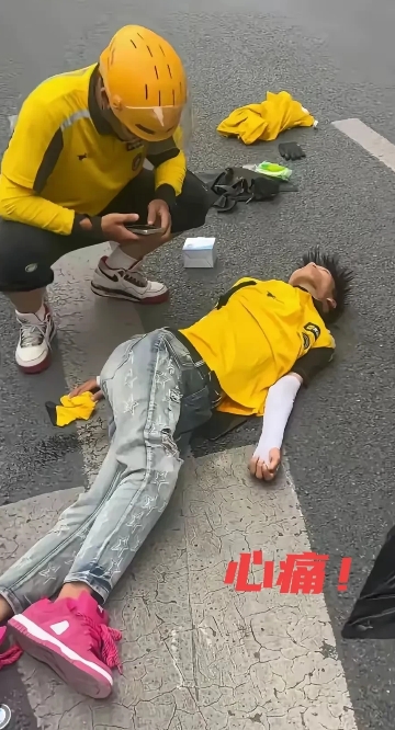 太难过了！这个孩子才19岁呀，在送外卖的途中摔倒了，人已经没了。

他叫钰琪，父