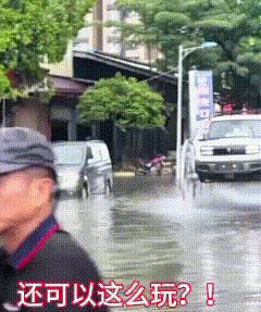 上一秒看着好酷，下一秒没忍住笑出了声……
一辆改装四轮子在深水中酷酷地跑过，很拉
