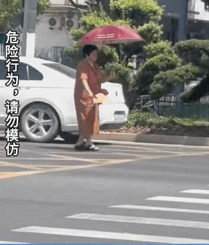 年龄不是很大，估计她没有老年痴呆症；
步子走的很轻盈，估计她不是个干活人；
手脚