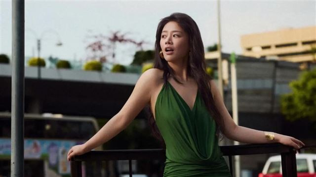 37岁马思纯暴瘦后嫩回少女！穿绿色吊带裙现身香港街头，身材火辣