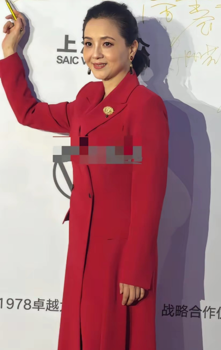 年轻时的陶慧敏，那真是美得冒泡。她在《杨乃武与小白菜》里饰演的小白菜，古典婉约，