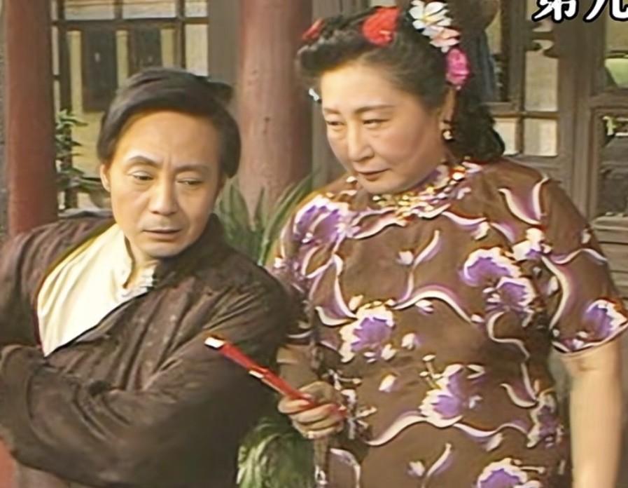 李婉芬老师拍摄《四世同堂》时53岁。
在一场冠晓荷姨太太尤桐芳和大赤包打架的戏中