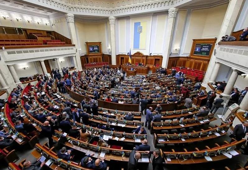 据乌克兰国家通讯社25日报道，乌克兰最高拉达（议会）当天以268票支持，超过通过