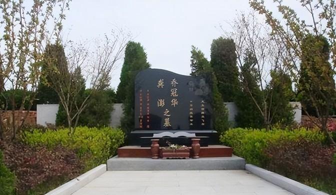 1985年乔冠华归葬故乡盐城遭到拒绝，妻子章含之无奈之下找到一个人帮忙，此人在当