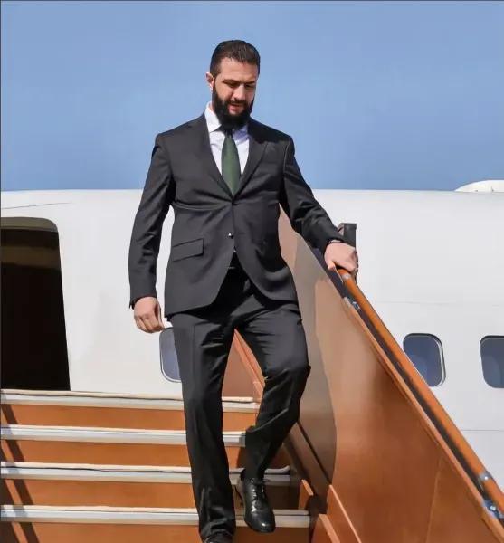 惊人消息！叙利亚首脑朱拉尼据传已携亲属悄然撤离。据多家国际媒体报道，面对以色列可