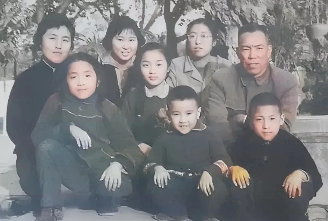 梁兴初将军全家福！梁滨涛、梁晓源、梁晓东，任桂兰、梁立、梁滨江、梁滨海、梁兴初在