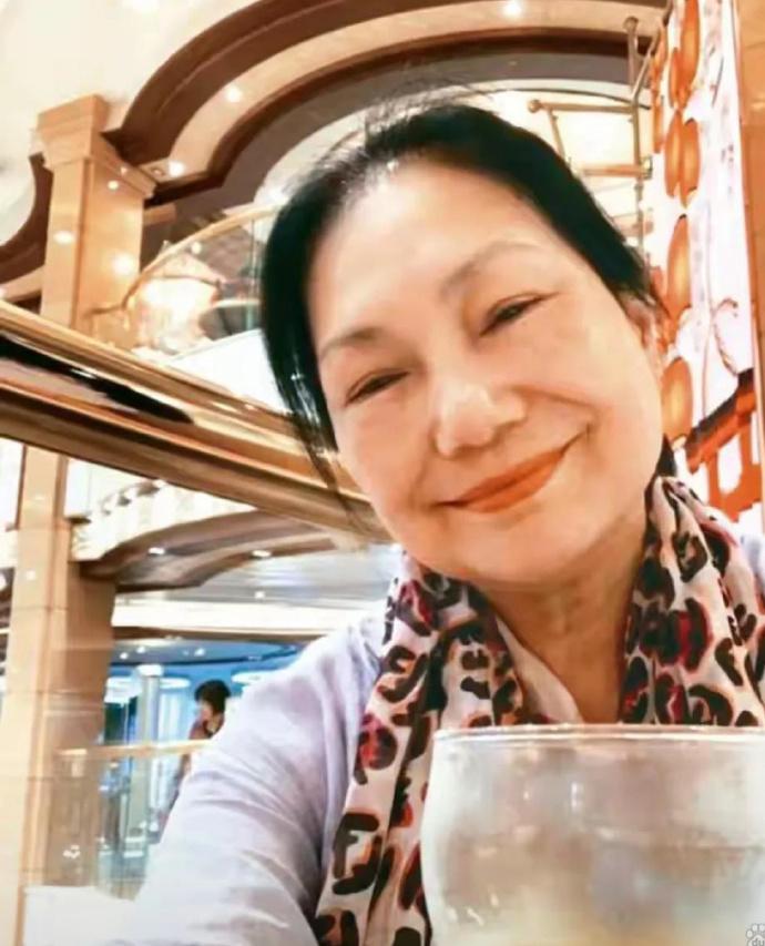 s妈黄春梅终于出来回应珠宝问题了！



S妈黄春梅最近的回应，真是让人大跌眼镜