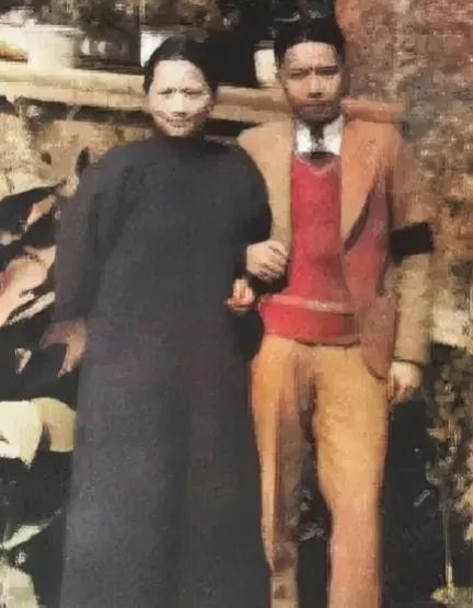 1931年，宋庆龄与幼弟宋子安在一起，亲切交谈，嘘寒问暖，温暖又温馨，合影留念，