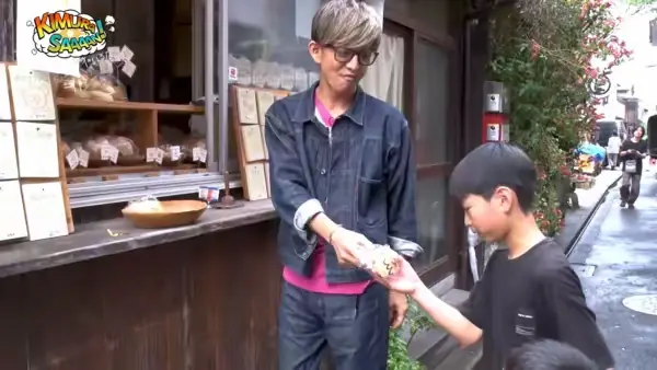 木村拓哉果然很暖，帮小男孩买面包
