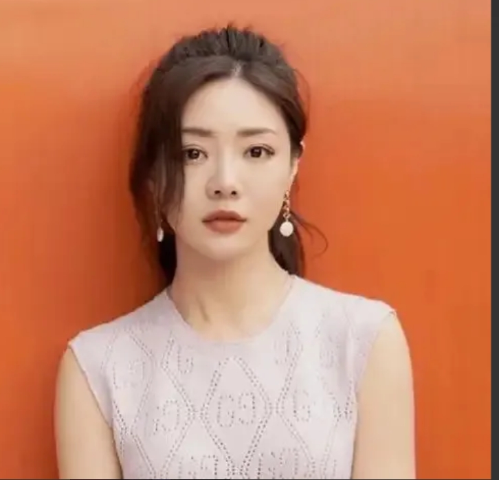 邓家佳引发热议！
4月14日，邓家佳突然引发了热议，只因为昨天她坐飞机回北京的时
