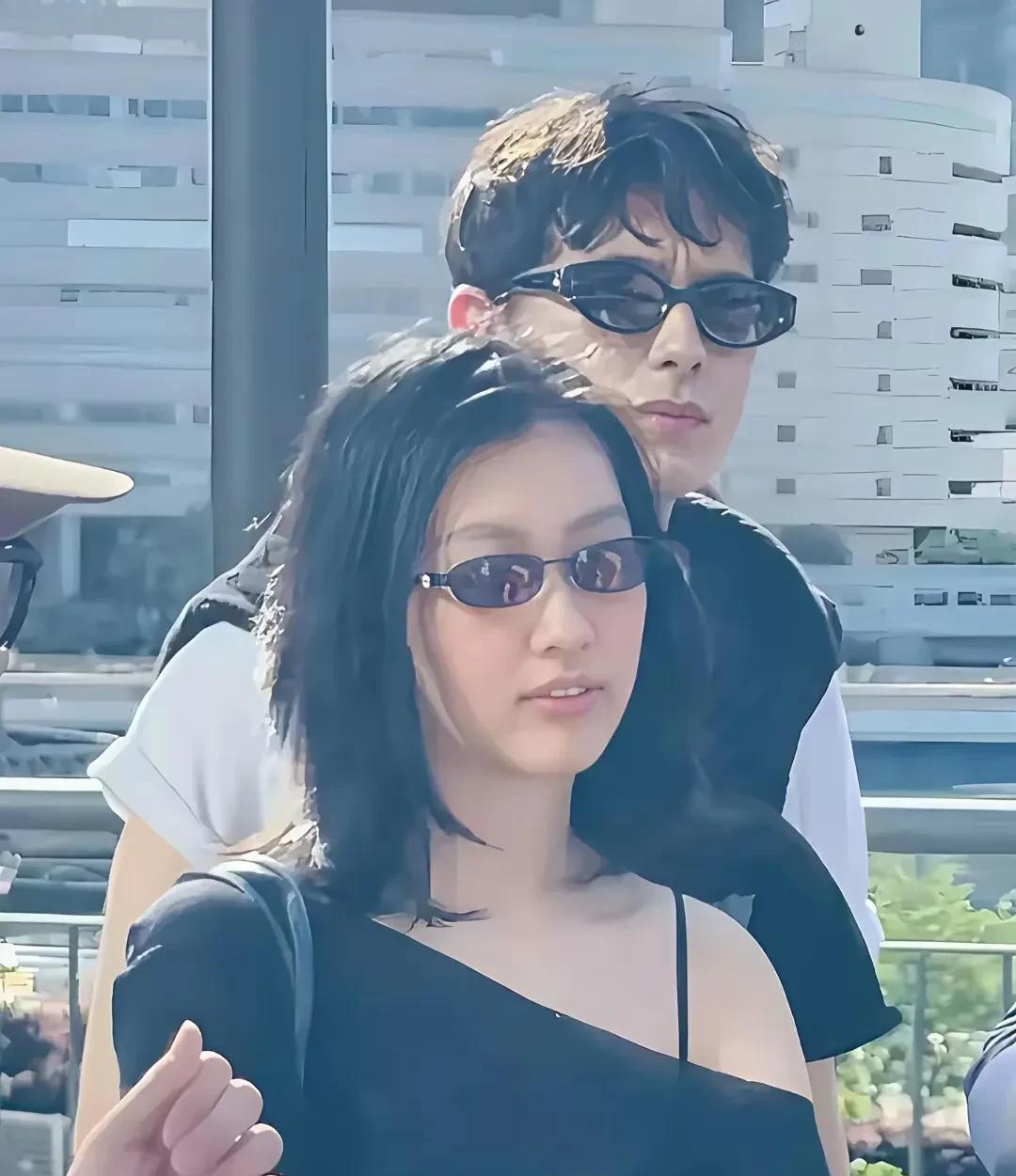 陈奕迅女儿太会取长补短了吧？
眼睛像爸爸大眼睛双眼皮，鼻子像妈妈徐濠萦又高又挺，