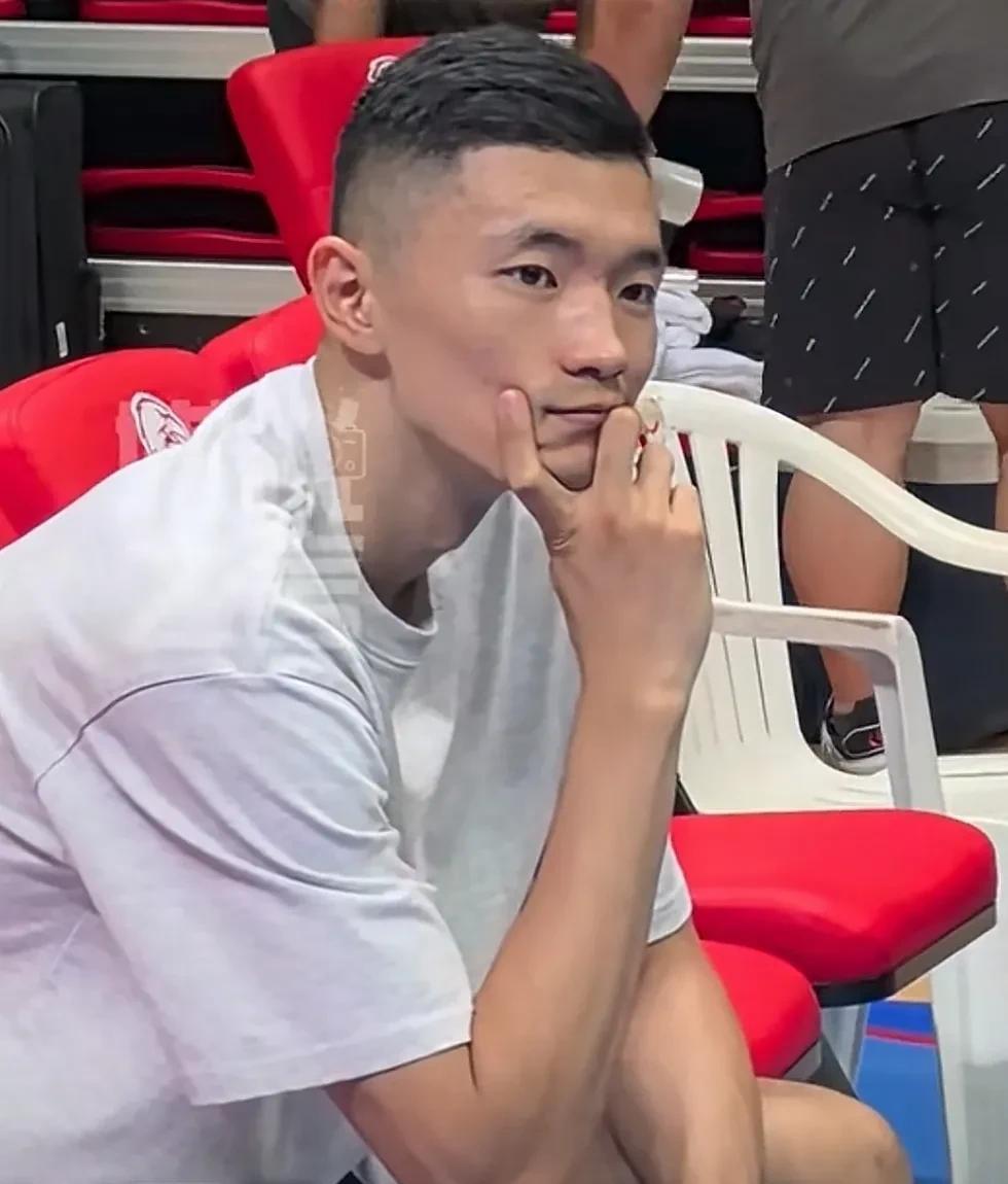 陈林坚现身CBA夏季联赛现场。山东与山西比赛前有网友在现场拍陈林坚，这意味着陈林