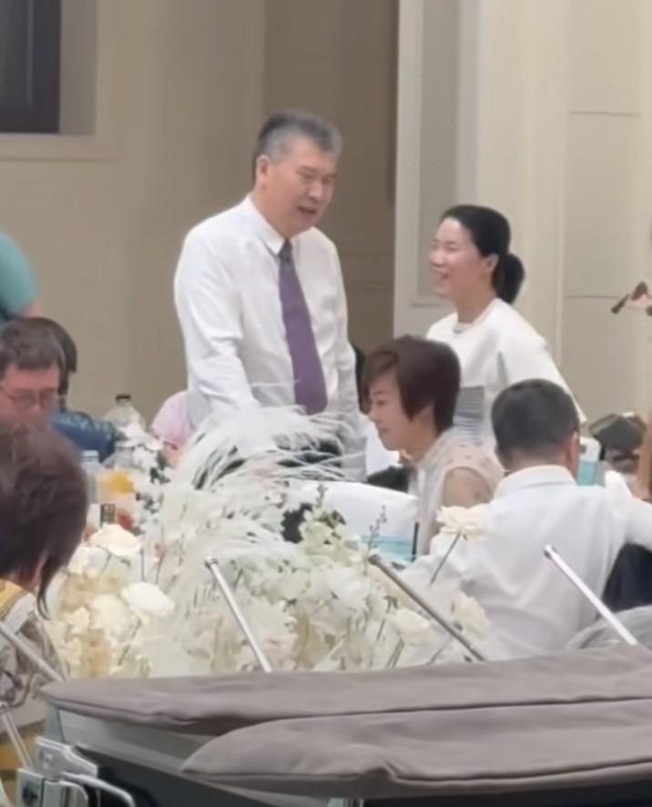 王楠当着李隼掏金链子[捂脸][捂脸]
真不愧是富婆，那么粗一条金项链，王楠不由分