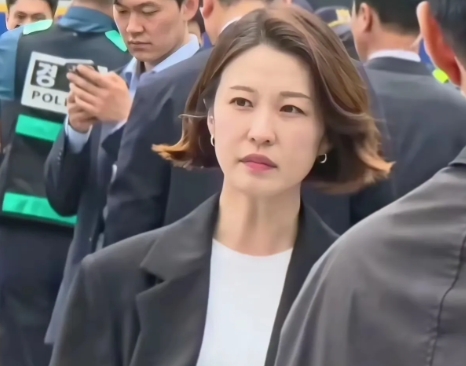 韩国现总统李在明，这时候被别人抓住了软胁。由于原主持人安贵玲和李在明存在着一些政