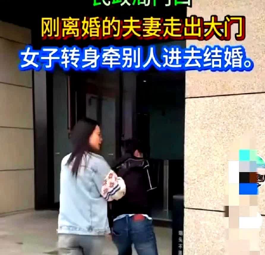 在民政局门口，有这样一幕：女子才刚和丈夫办理完离婚手续

这会儿门口台阶上有