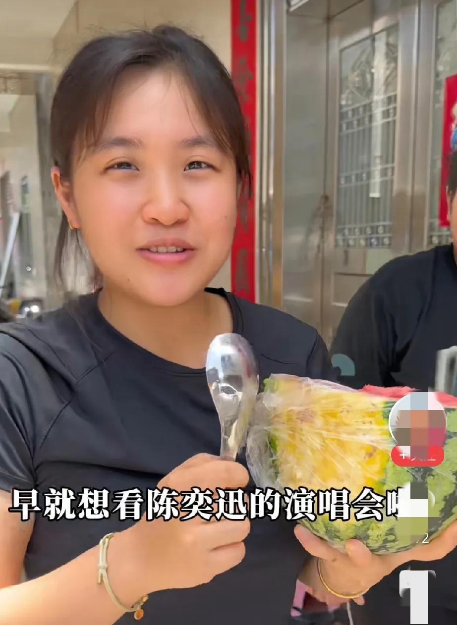 实力追星陈奕迅，近距离看演唱会，海哥外甥女小芬做到了。
她和学长提前定了陈奕迅海