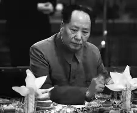 随着新中国成立后的国际交往逐步增多，国宴的规格也随之水涨船高。这种逐步攀升的奢华