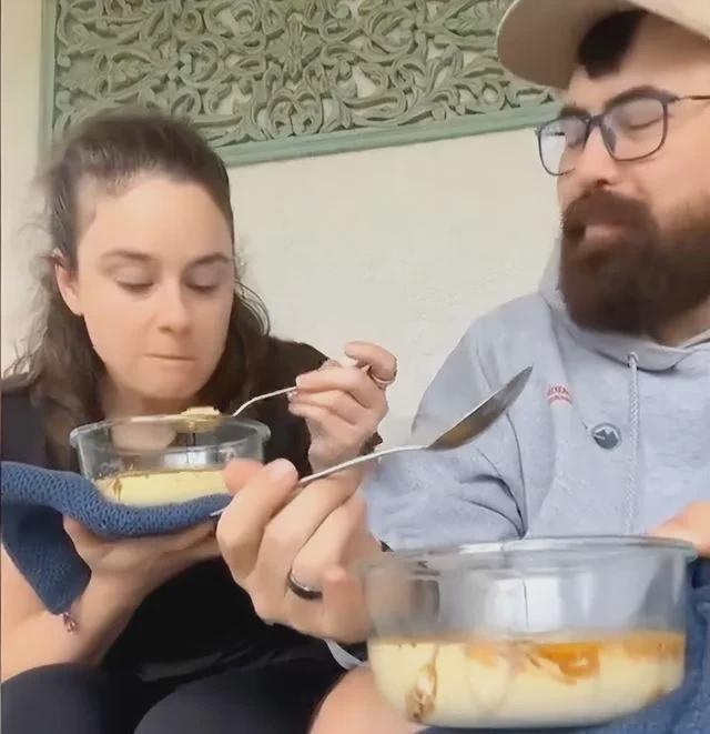 两位美国旅客午饭时请导游加鸡蛋，导游诙谐地说：“您要加鸡蛋？我给您们添一盘‘孤蛋