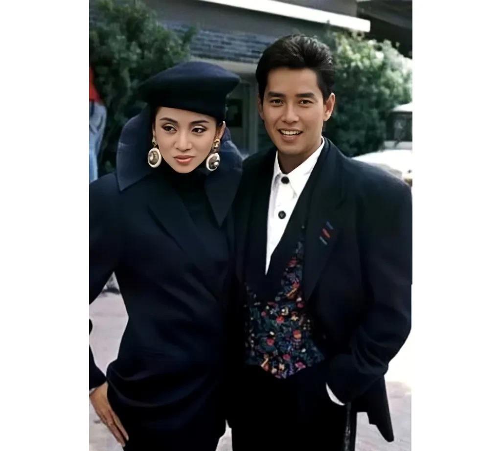 这是梅艳芳与谭咏麟年轻时的一张合影老照片，拍摄于1988年的香港。那时候梅艳芳2