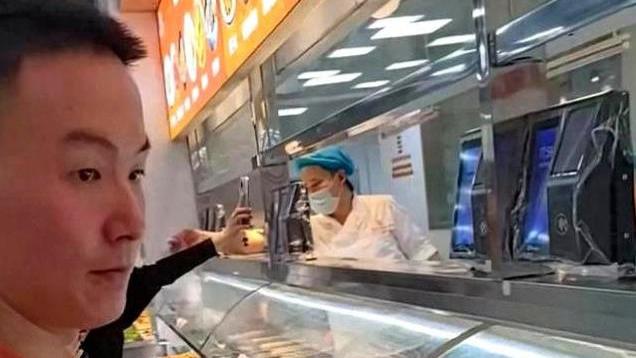 27岁谢浩楠食堂炫饭花7毛8，意外走红，大妹“吃醋”说明了啥