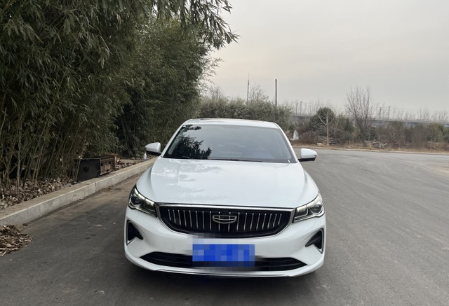 车子已经开了两万多公里了
方面表现都还是挺不错的，在油耗方面表现也还可以，正常的