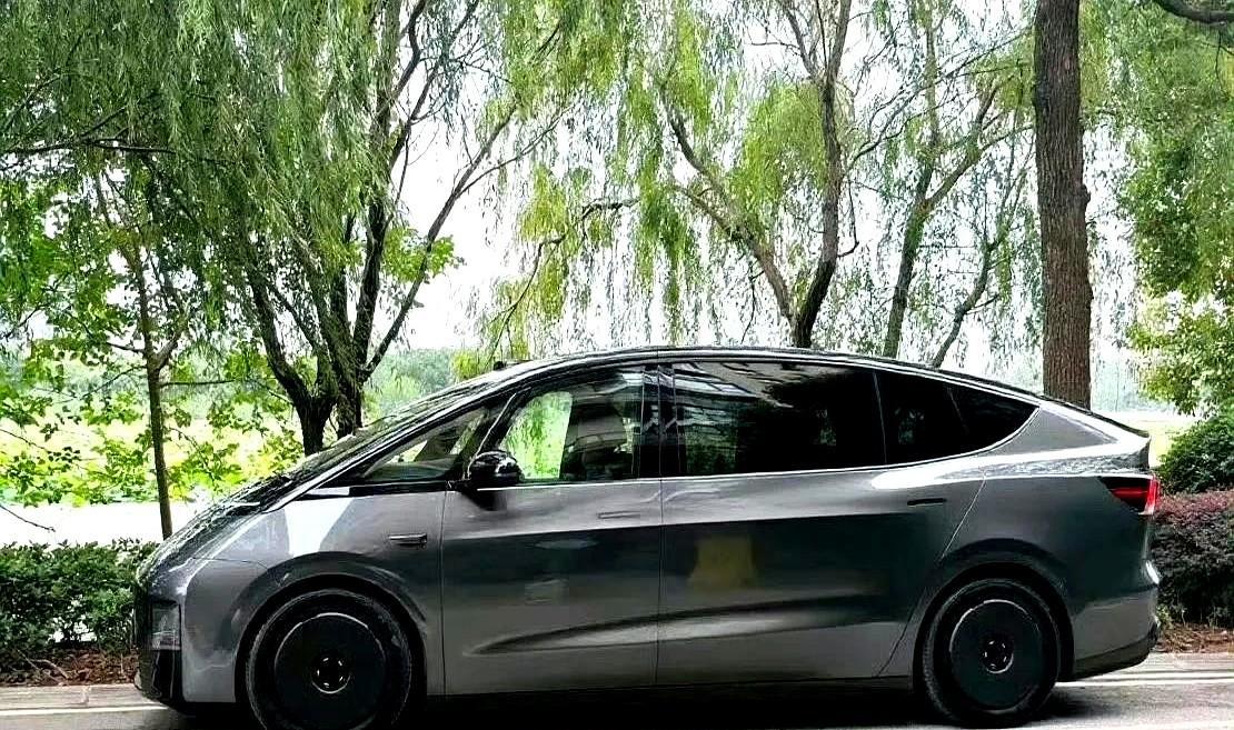 太好看了吧！
理想MEGA与特斯拉Model Y得结合体，真是帅啊，不过确实不太