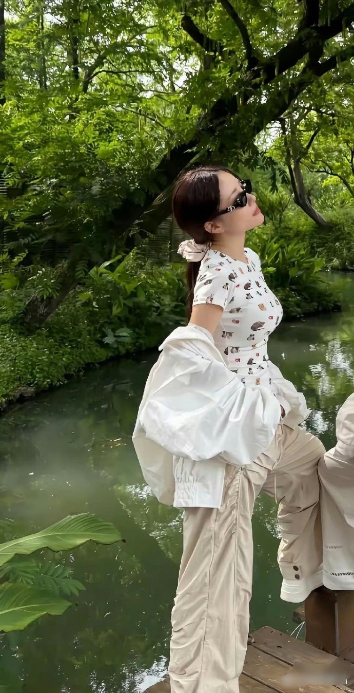 李小璐与友人西湖游船，43岁离异单身还像18少女，快活似神仙！ ​​​