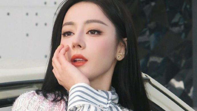 迪丽热巴滞留迪拜，因不可抗力缺席迪奥巴黎时装周，工作室报平安