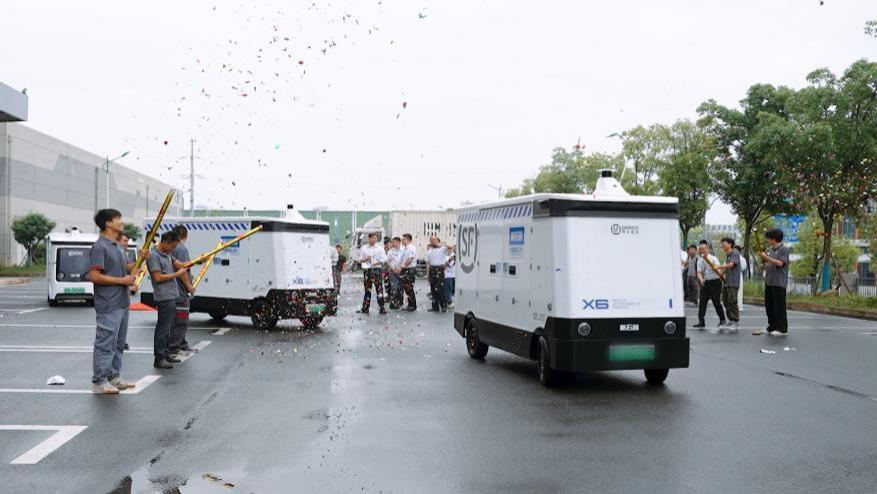 新石器与江铃改装车公司达成合作，将推2000台专用型无人配送车