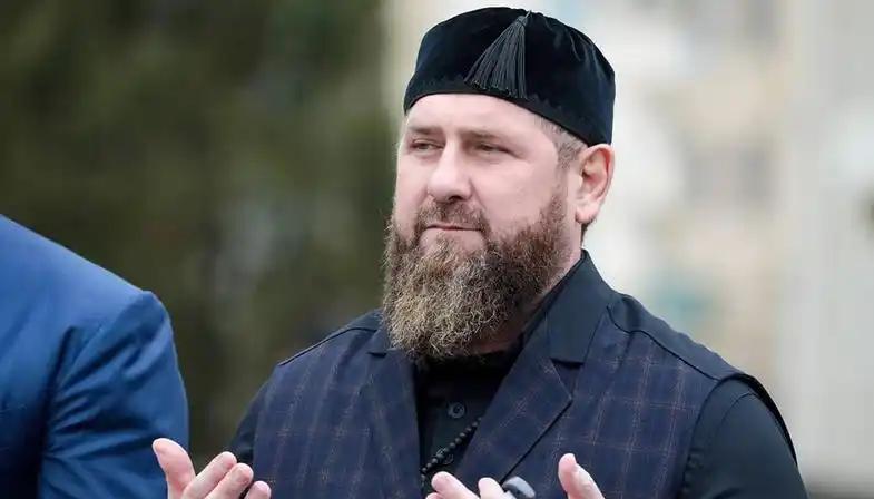 车臣强人要倒了？现在的车臣领导人卡德罗夫，手握车臣内务部直属的8000精锐卫队，